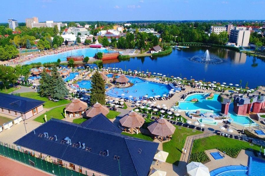 Апартаменты Lexi Family Apartman Хайдусобосло Экстерьер фото
